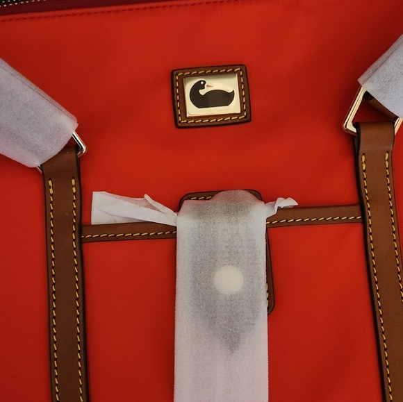 large wayfarer zip tote with accessories - Picture 7 of 9